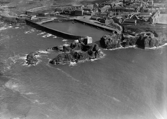 Victoria Harbour & Dunbar Castle, Dunbar Scotland 1930s OLD PHOTO