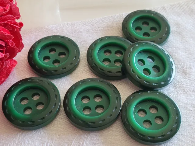 Lot 7 Boutons vintage vert sapin pourtour strié diamètre 2,1 cm ref 675
