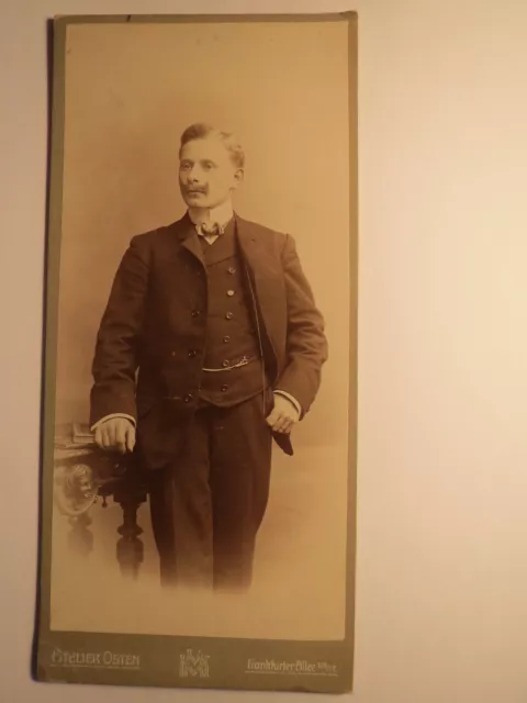 Berlin - stehender Mann mit Bart im Anzug - Kulisse / KAB