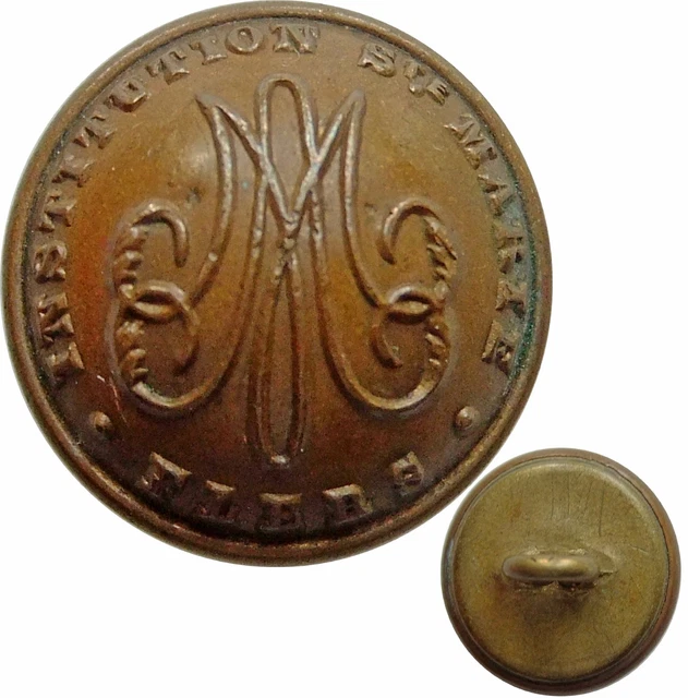 Bouton bombé en métal doré : INSTITUTION SAINTE MARIE / FLERS, au monogramme MA