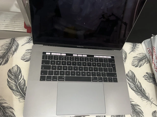 Apple MacBook Pro 15.4" (256GB SSD, Intel Core i7 6a generazione, 2.6 GHz, 16GB)