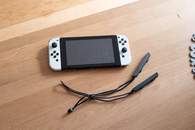 Nintendo Switch Konsole mit Joy-Con - weiss