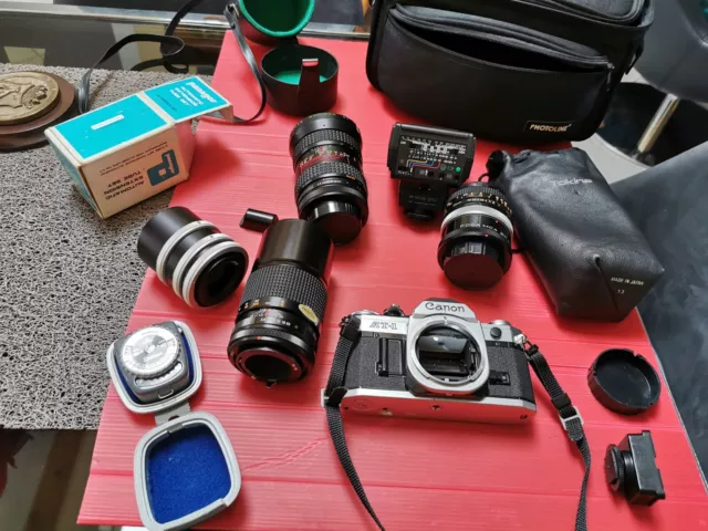 Appareil photo argentique Canon AT1  + 4 objectifs + 1 flash + 1 posemètre.