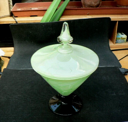 Elegantes schwarz-grünes Glasgefäß mit Deckel