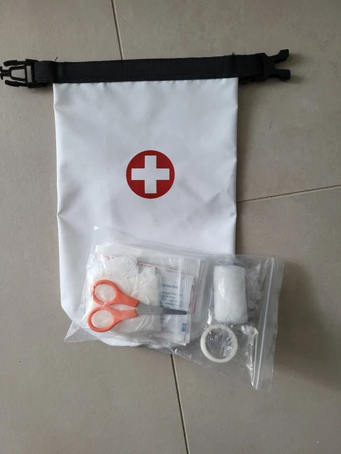 erste hilfe set regenfest mit Haken zum Befestigen an Rucksackhaken
