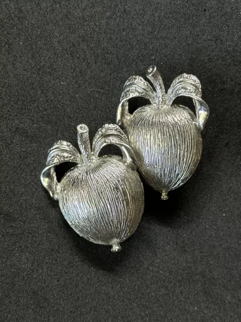 1960’s VINTAGE SIGNED SARAH COVENTRY SILVER TONE TEXTURED APPLE CLIP ON EARRINGS