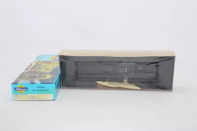 HO Scale Athearn 3820 VTG Undecorated SD9 Dmy Non-Powered Diesel Locomotive NOS