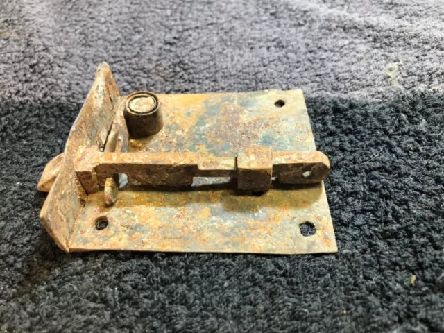 Serratura antica con chiusura per porta in legno vintage con perno forato