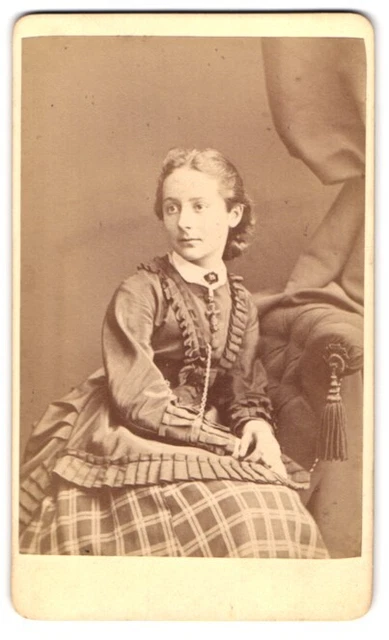 Fotografie Otto Reitmayer, München, Kaufinger-Str. 9, Hübsch gekleidete Dame mi