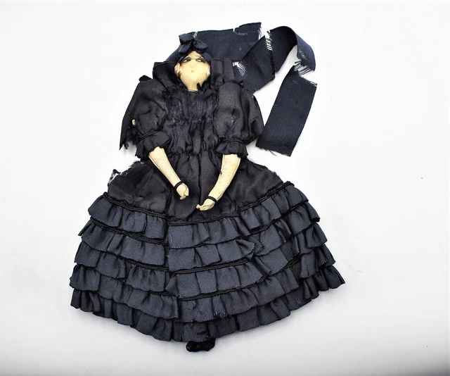 Poupée 1920/30 - Soie - Corps en cuir peint