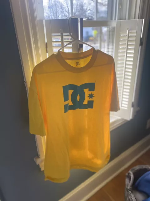 DC T-Shirt Adult XL Yellow Mens Crew Neck  Short Sleeve Big Logo Skateboard