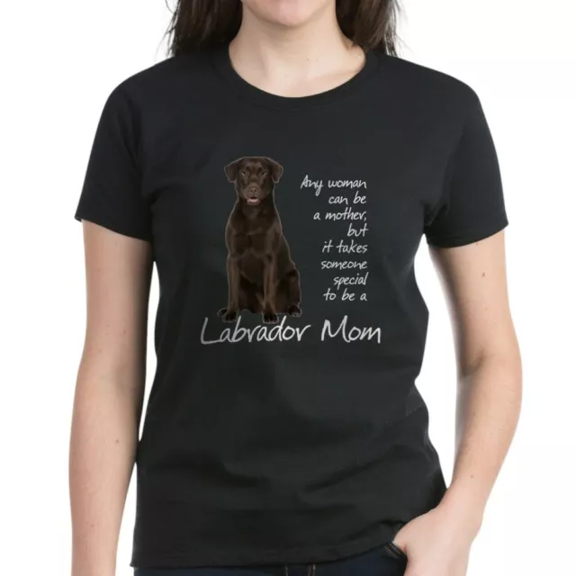 CafePress Chocolate Lab Mom Women's Dark T Shirt Womens T-Shirt (611750391)