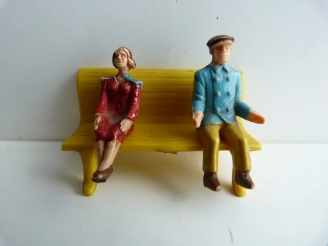Lot de 2 personnages anciens assis sur banc pour décor train miniature échelle S