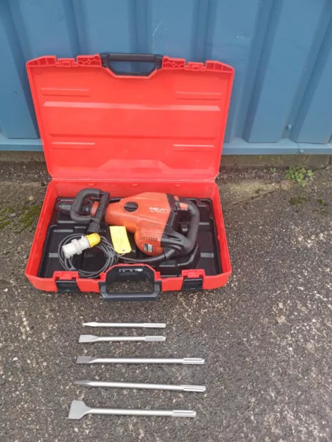 HILTI TE700-AVR DEMOLITION BREAKER HAMMER 110v (c/w x5 Chisels To Fit & Case)