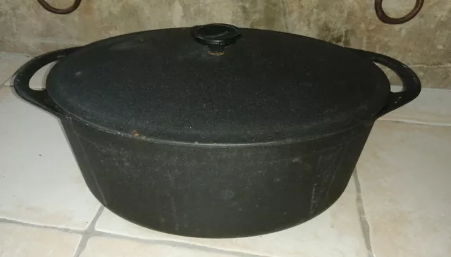 P6- Grande cocotte ovale en fonte noire COUSANCES n°24 format 28 x 36cm