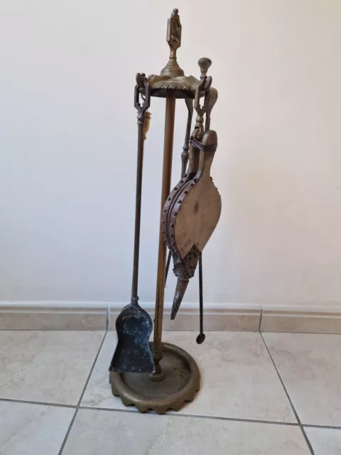 Ancien serviteur de cheminée en bronze et 4 accessoires dont 2 assortis