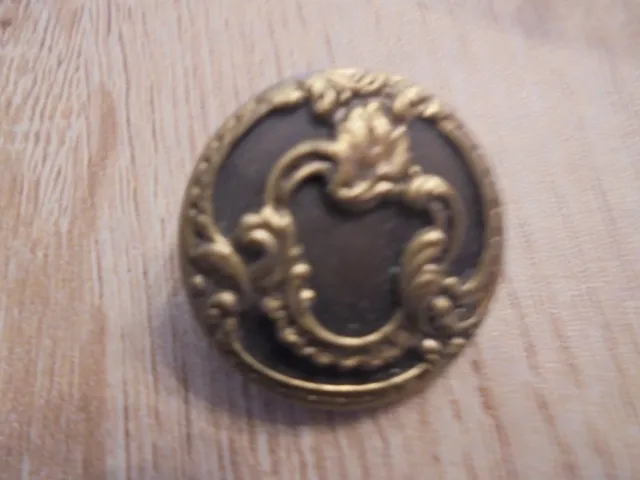 bouton ancien en metal joliement decoré en metal doré