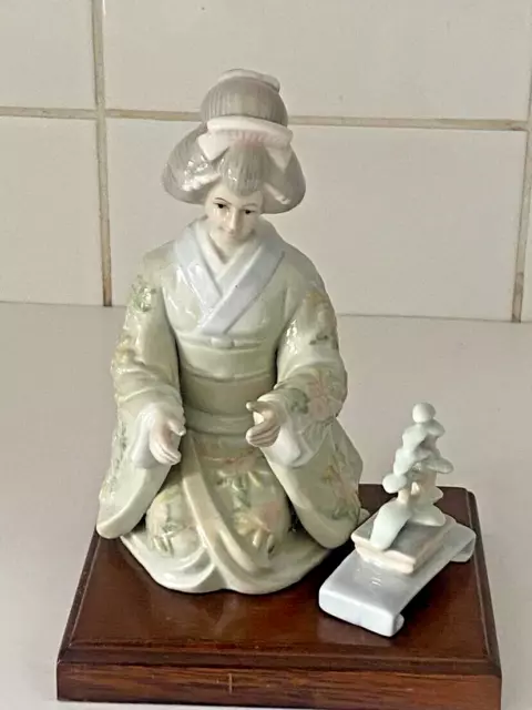 Vintage Porcelain Hand Painted Leonardo Collection Kneeling Girl Geisha Figurine