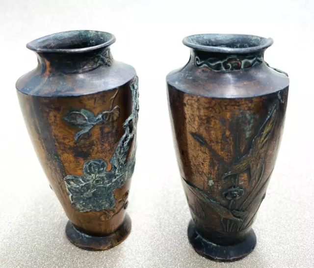 Paire de vases miniature en bronze japonais Meiji ? oiseau branché & nénuphar