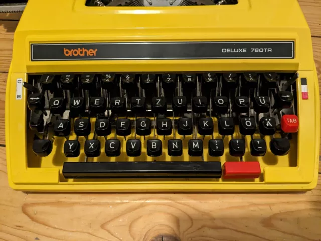Schreibmaschine Brother Deluxe 760TR Gelb 70er Jahre Retro Design stylish Koffer