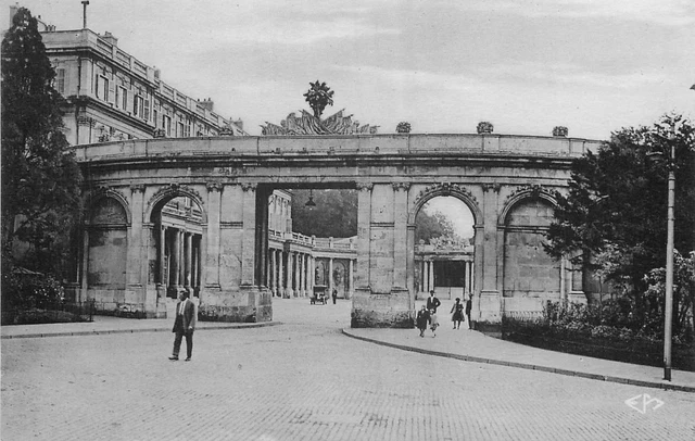 54 Nancy L'hemicycle De La Carriere Et Le Palais Du Gouvernement