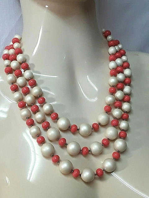 9/ COLLIER  3 RANGS FAUSSES PERLES  BLANCHES ET SAUMON  LAITON  1970  42 cm