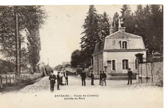 CPA de Entrains (58 Nièvre), Route de Clamecy, animée, années 1910