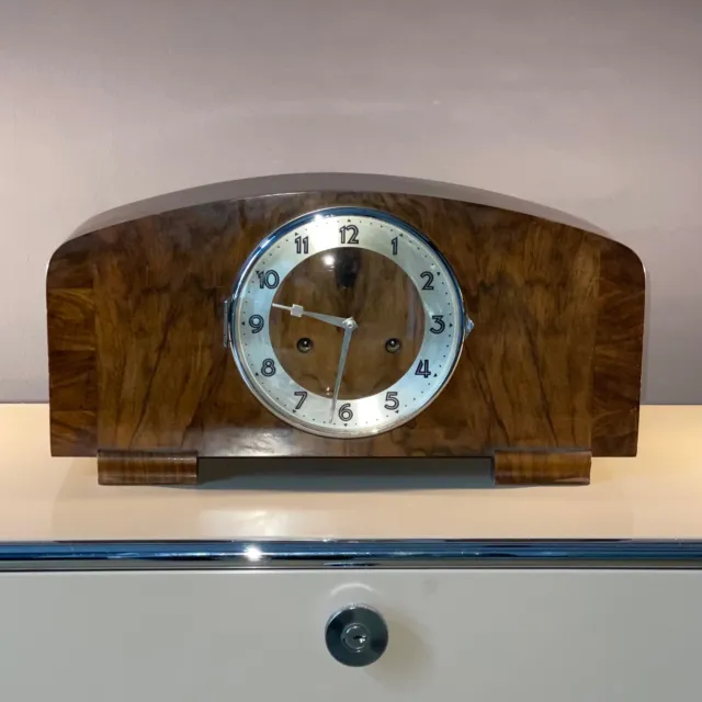 Überholte, 100% funktionierende Art Deco Schrankuhr, Pfeilkreuz-Uhr, Buffetuhr