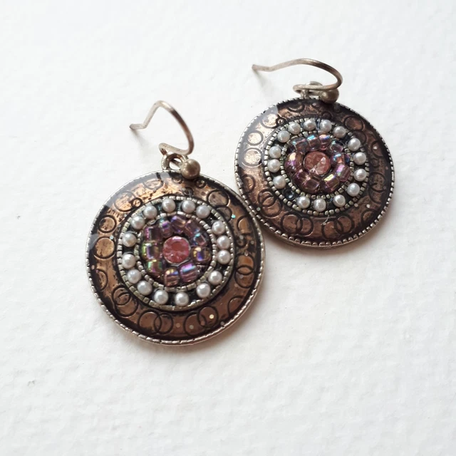 ORECCHINI DECORATIVI A DISCO INCISI PERLINE, tonalità argento, rosa bianco, boho hippie