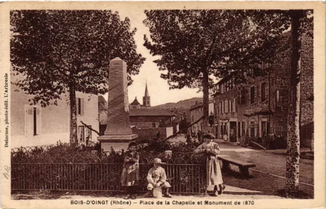 CPA BOIS d'OINGT Place de la Chapelle et Monument de 1870 (444158)