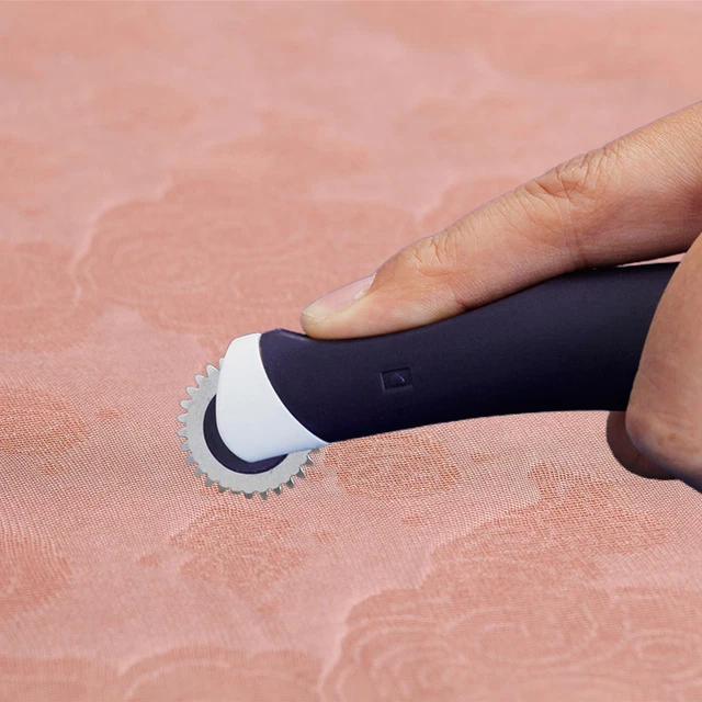 Ergonomisches gezahntes Pausrad, mit Kunststoffgriff und Edelstahlzahnrad,