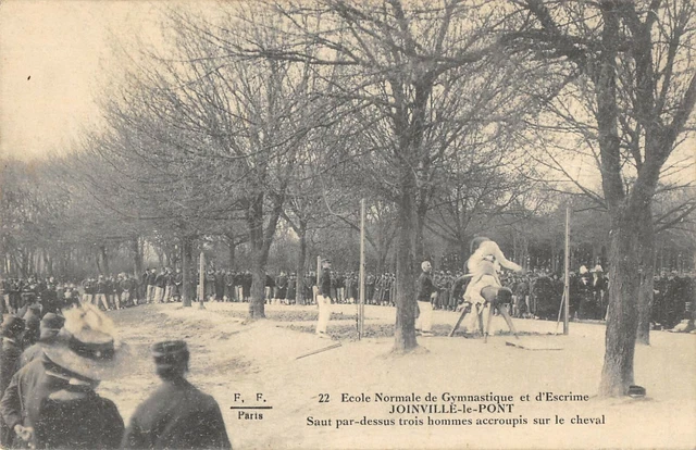 Cpa 94 Joinville Le Pont Ecole De Gymnastique Saut Par Dessus 3 Hommes Accroupis