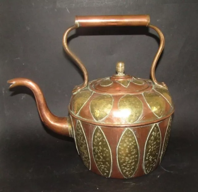 Ancienne grande théière en cuivre riveté et laiton islamique north african t pot