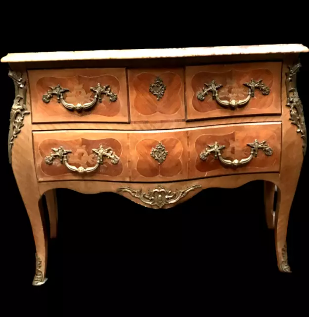 commode de style louis XV dessus marbre trois tiroirs en façade  . XX siècle .