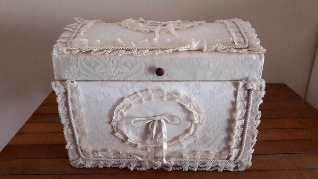 Baule In Legno Piccolo Ricoperto In Tessutto Ricamato Macrame' Cod.71.0080