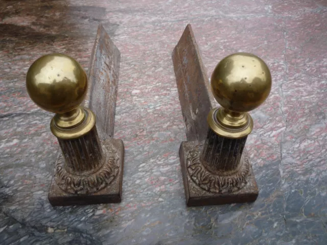 Paire de chenets en fonte et boule en laiton de style Louis XVI, époque XIX eme