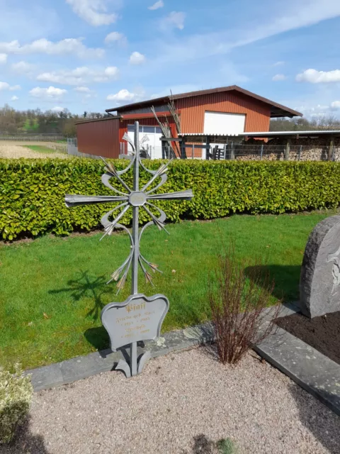 grabkreuz schmiedeeisen,  feuerverzinkt und mit Blattgold verziert.