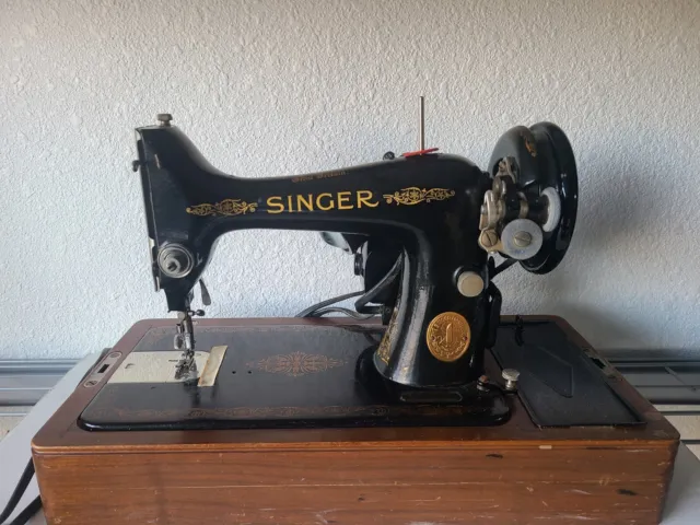 Máquina de coser Singer 99-13 con estuche década de 1950