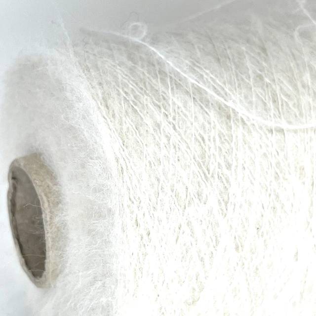 Fil moelleux en laine d'alpaga moutarde sur cône pour le tricot artisanal