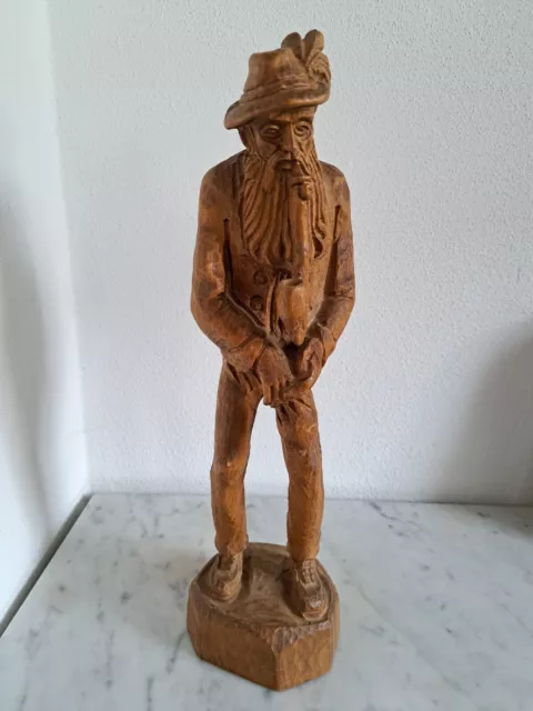 Holz Skulptur Figur, Alter Mann mit langem Bart, der eine Pfeife raucht