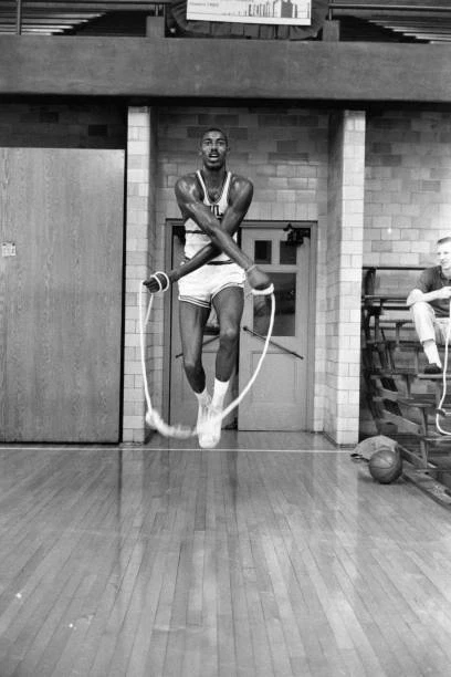 Rookie Jump Rope PHILADELPHIA WARRIORS ROOKIE Wilt Chamberlain jumping rope during - Old ...