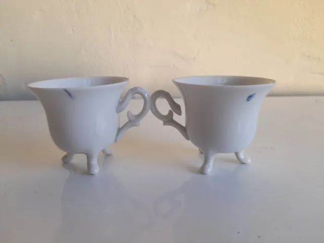 2 anciennes et petites tasses à café trois pieds