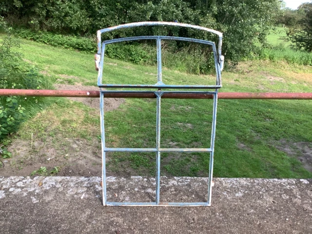 Antikes Stallfenster aus Gusseisen, mit Kippöffnung, Gussfenster, 92cm x 56,5cm