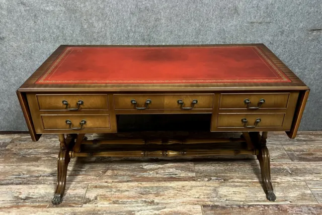 Magnifique Bureau de style Anglais en acajou flammé circa 1940-1950