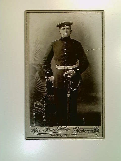 CdV Portrait, Soldat in Uniform mit Degen, wohl Kavallerie oder Artillerie, um 1