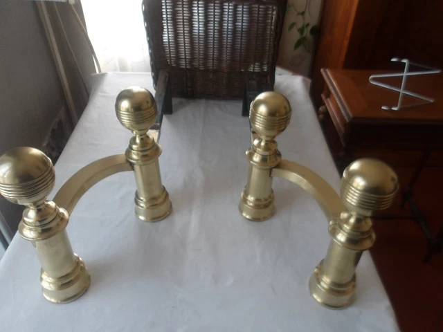 Ancienne grande paire de chenets en bronze. Tete boule .  XVIII EME XIX EME. TBE