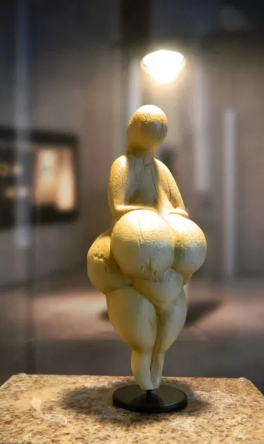 Venus von Lespugue -- ca. 25.000 Jahre alt  -- TOP-STÜCK 2