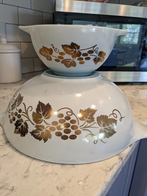 Pyrex Golden Grapes 444 & 441 Chip And Dip Set
