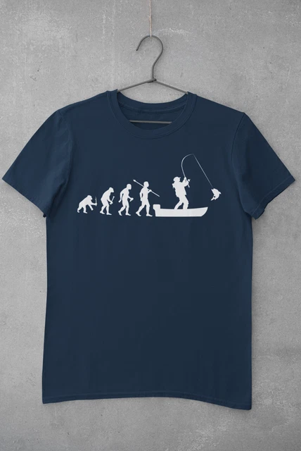 Divertente T-Shirt Pesca The Evolution of Man To Boat Fisherman Idea Regalo Pescatore