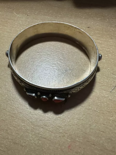 Superbe bracelet ancien Maroc art berbère en argent (1 caillou manque)